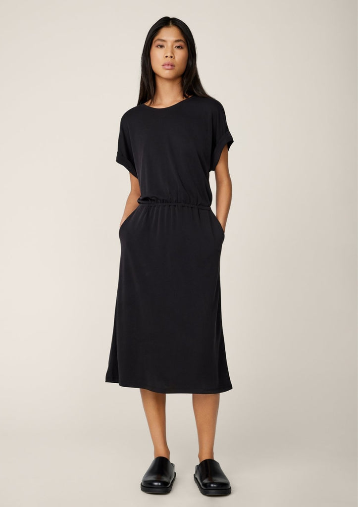 zwarte jurk open rug moss copenhagen