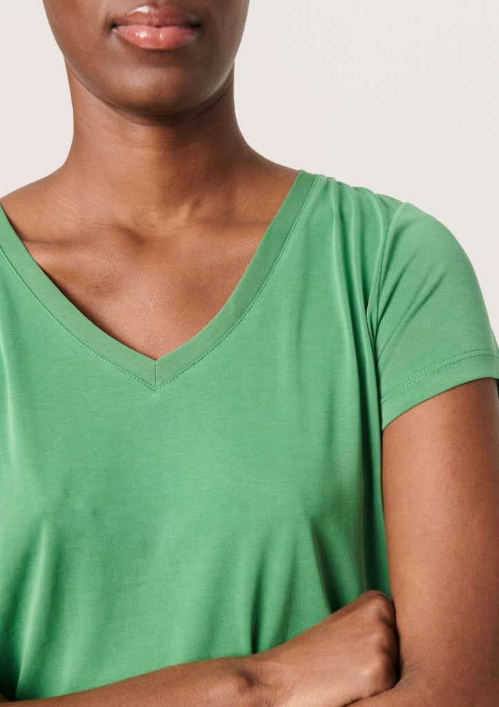 Columbine V-neck groen shirt soaked in luxury