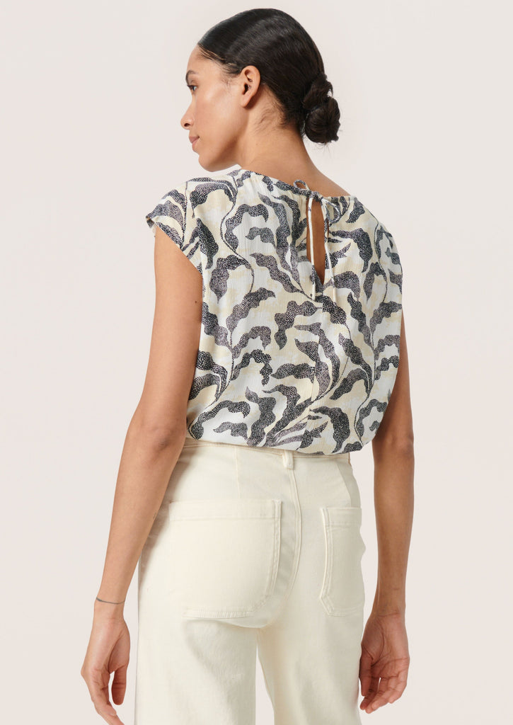 neutrale print top korte mouw soaked in luxury