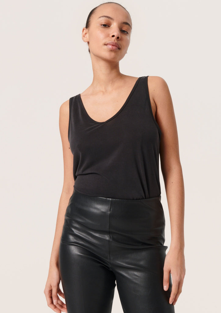 modal hemd top zwart soaked in luxury