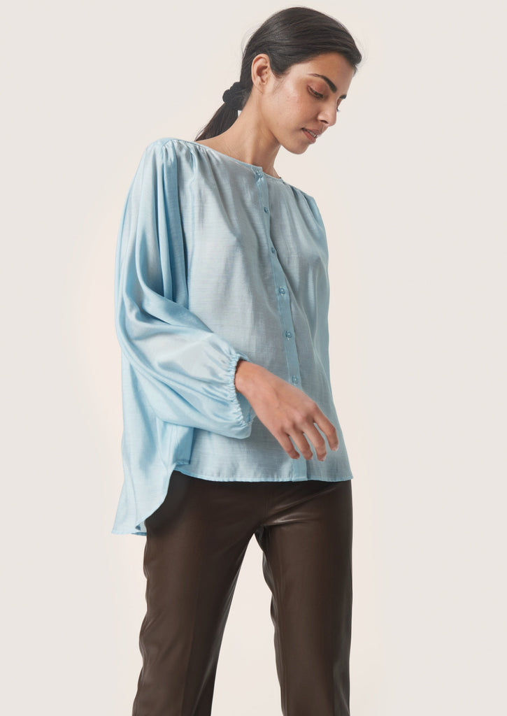 wijde blouse lichtblauw soaked in luxury