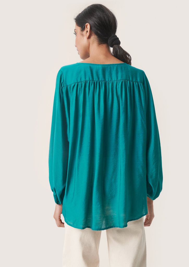 wijde blouse petrol soaked in luxury