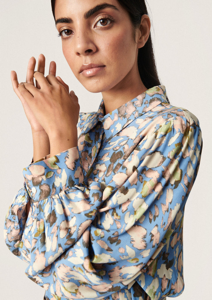 blauwe print blouse soaked in luxury