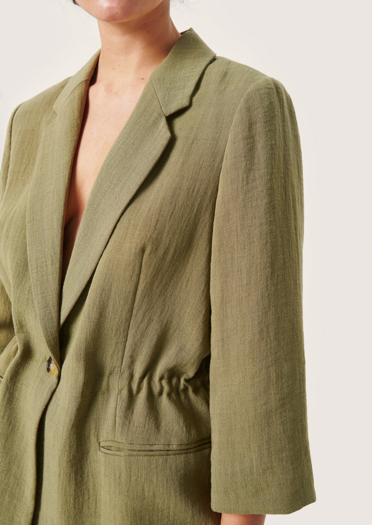 groene blazer soaked in luxury