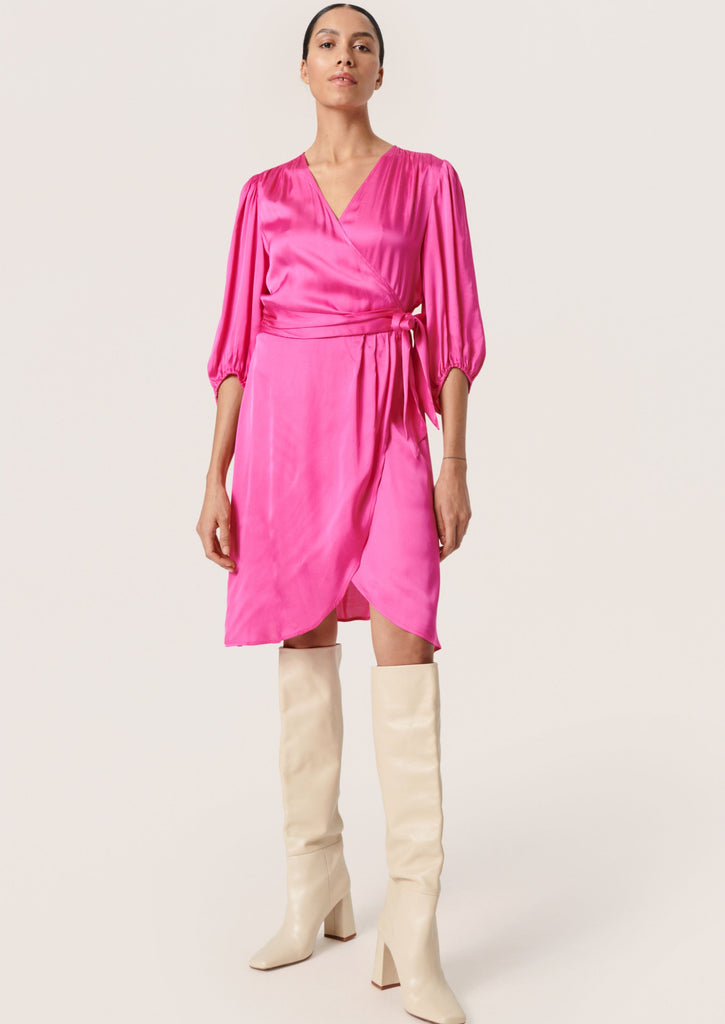 overslag jurk roze satijn soaked in luxury