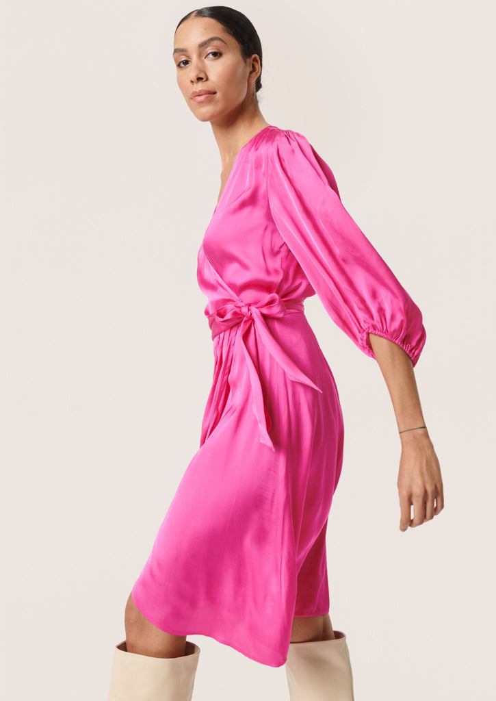 overslag jurk roze satijn soaked in luxury